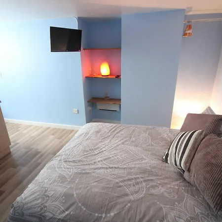 The Snug Apartment